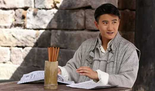 小妮扛枪高正月