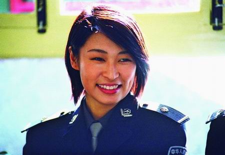 警察有约红衣女郎