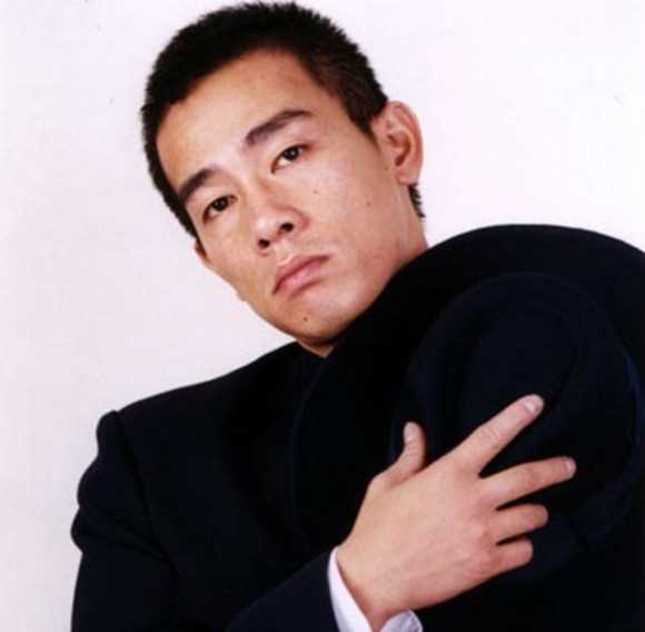 长缨在手花逢春的扮演者是陈小春