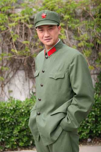 军旗飘扬王长贵的扮演者是高峰