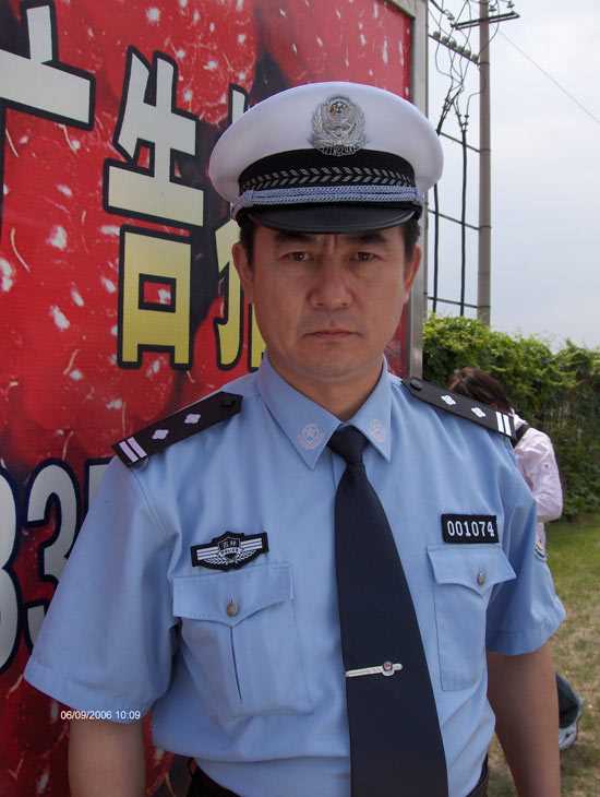 交通警察老洪的扮演者是李洪涛