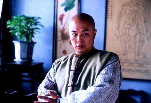 宋莲生坐堂顺治的扮演者是张铁林