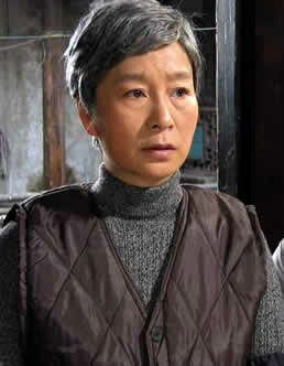 五妹母亲的扮演者是奚美娟