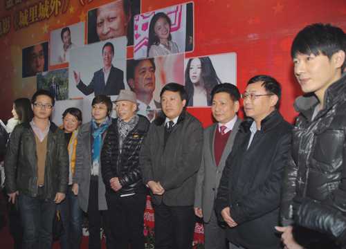金沙县县委县政府领导和部分演员合影
