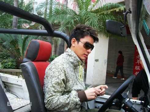 燃烧的玫瑰罗 峥的扮演者是贾乃亮