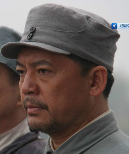 三进山城郑团长的扮演者是何政军