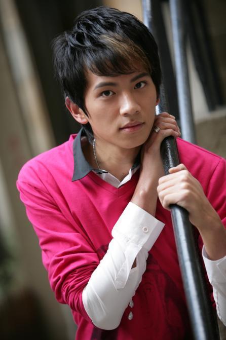 铠甲勇士坤中的扮演者是秦炎仕