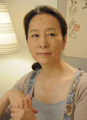 坐庄薛淑玉的扮演者是奚美娟