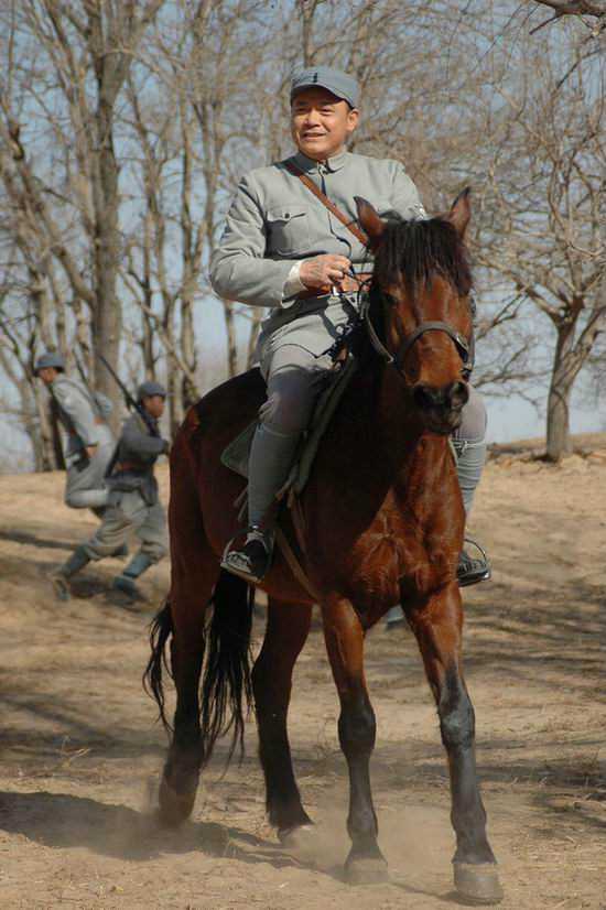 玫瑰绽放的年代胡一百的扮演者是申军谊