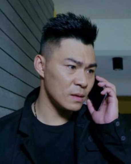 追捕者陈震的扮演者是王冠淇