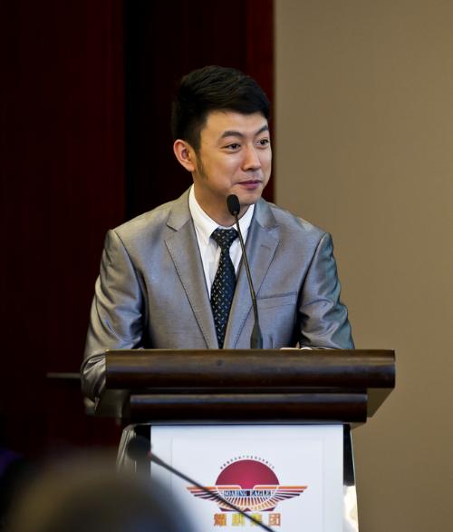 做次有钱人闻鹏飞