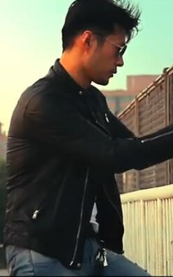 坚定的锡兵摩托车男