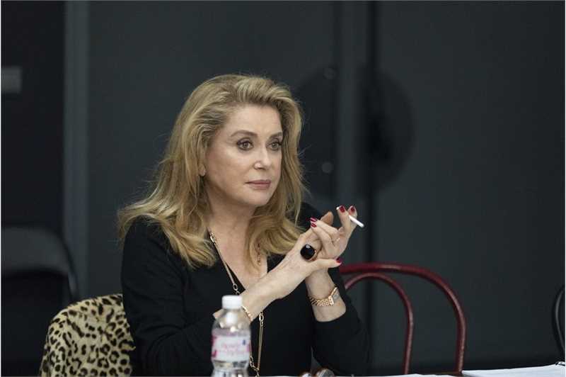 真实法比安的扮演者是凯瑟琳·德纳芙