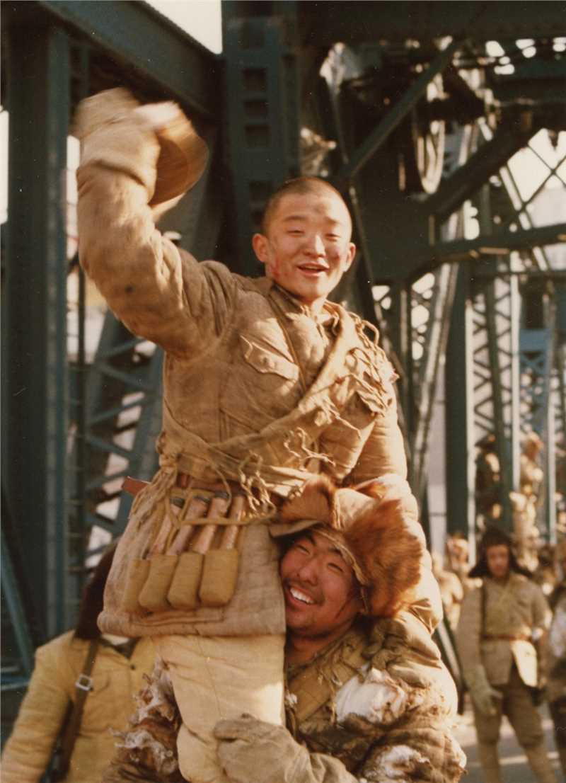 摄影师杨振吉在《大决战》片场拍摄的剧照。