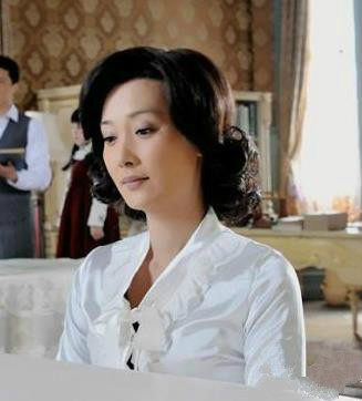 五星红旗迎风飘扬蒋英