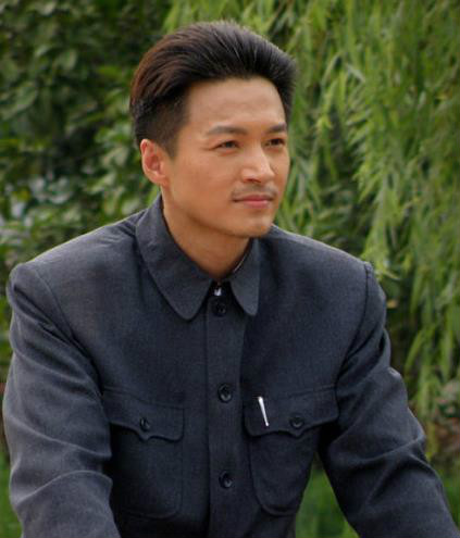 五星红旗迎风飘扬邓稼先