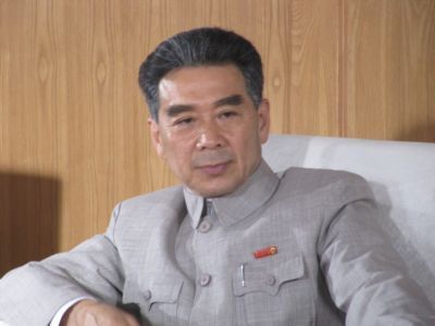 五星红旗迎风飘扬周恩来