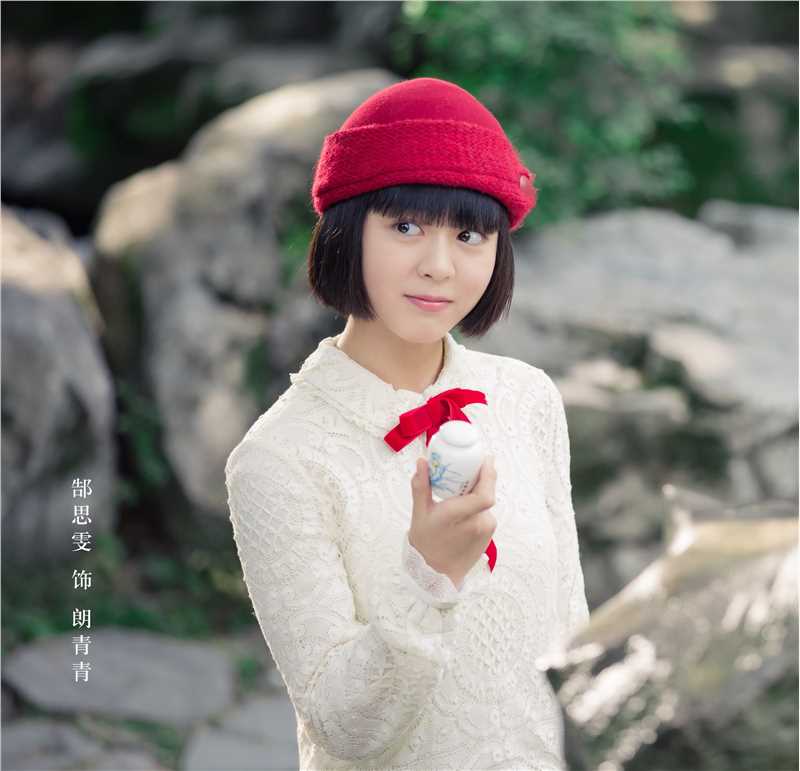 海棠经雨胭脂透朗青青