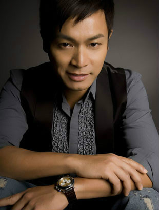 隔世追凶何天光