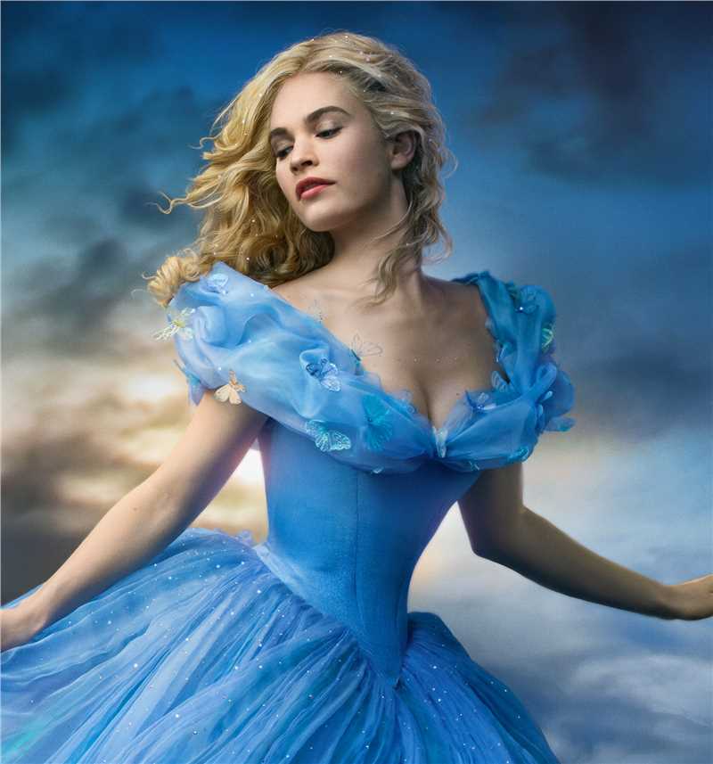 灰姑娘辛德瑞拉的扮演者是莉莉·詹姆斯