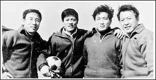朱广沪（左2）在影片《飞吧，足球》留影