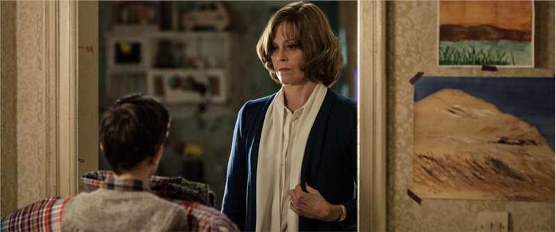 当怪物来敲门外婆的扮演者是西格妮·韦弗