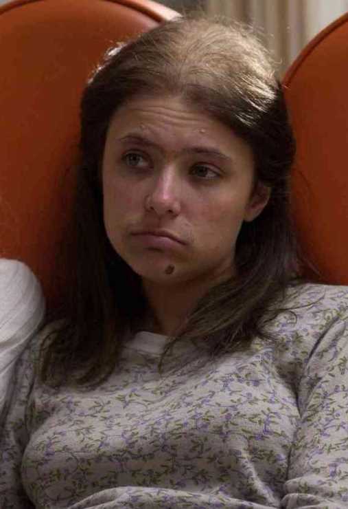 美人和丑姑朱妮·菲格的扮演者是克里斯蒂娜·拉金