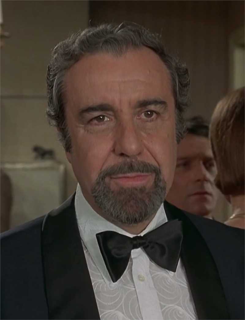 资产阶级的审慎魅力唐·拉斐尔·阿科斯塔的扮演者是费尔南多·雷依