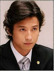 我们的教科书濑里直之的扮演者是谷原章介