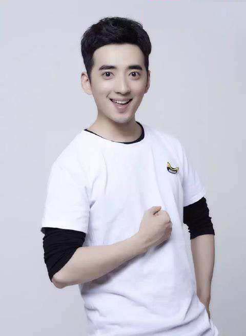 求爱操作团白小德的扮演者是张举举