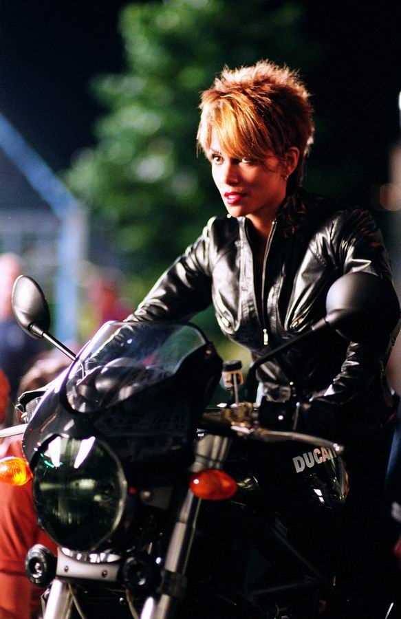 猫女菲柏丝/猫女的扮演者是哈莉·贝瑞