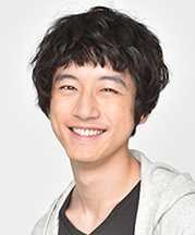 热血老师佐伯隆二的扮演者是坂口健太郎