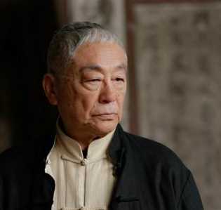 激战黎明村长的扮演者是曾江