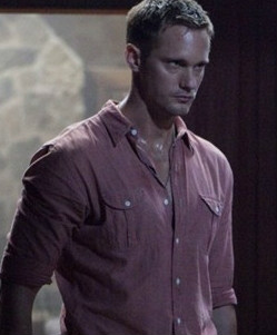 稻草狗Charlie的扮演者是亚历山大·斯卡斯加德