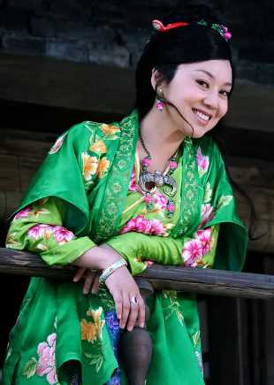 三枪拍案惊奇老板娘的扮演者是闫妮