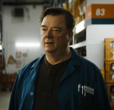 货架之间布鲁诺