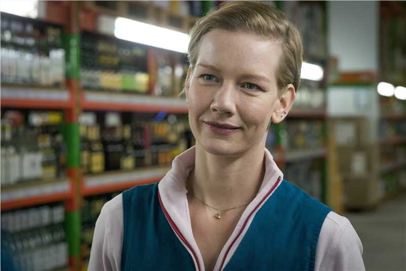 货架之间玛丽昂