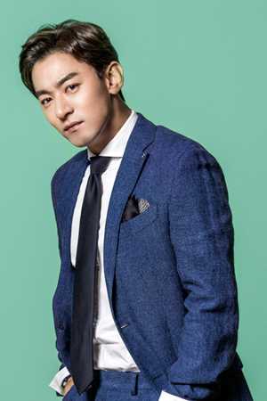 拖旅行箱的女人咸福居