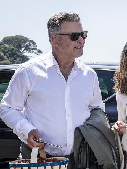 你好安妮2017迈克的扮演者是亚历克·鲍德温