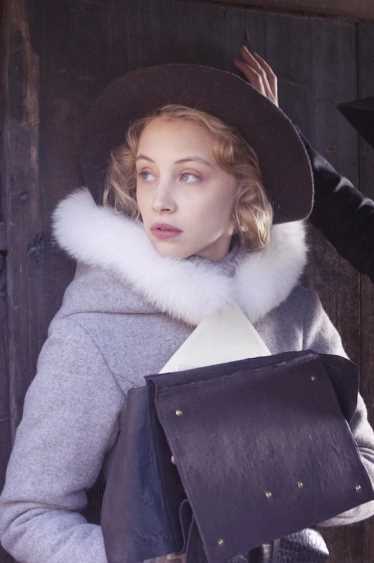 年轻的女王艾芭·斯巴雷的扮演者是莎拉·加顿