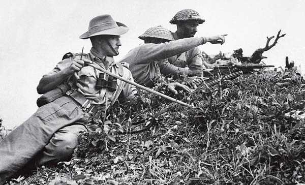 1944年11月28日，3名印度第5师士兵在缅甸坚尼峰侦察敌情