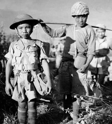 1944年12月5日，10岁的隶属于新6军的中国少年兵