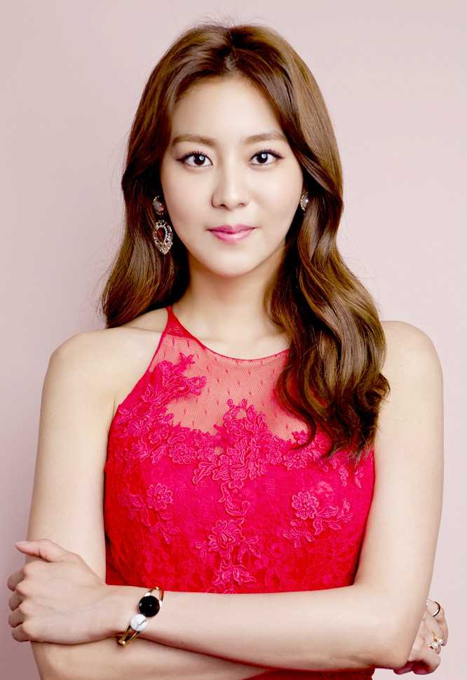 上流社会张允荷的扮演者是金宥真