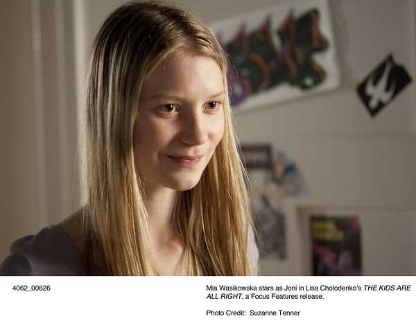 孩子们都很好乔妮的扮演者是米娅·华希科沃斯卡