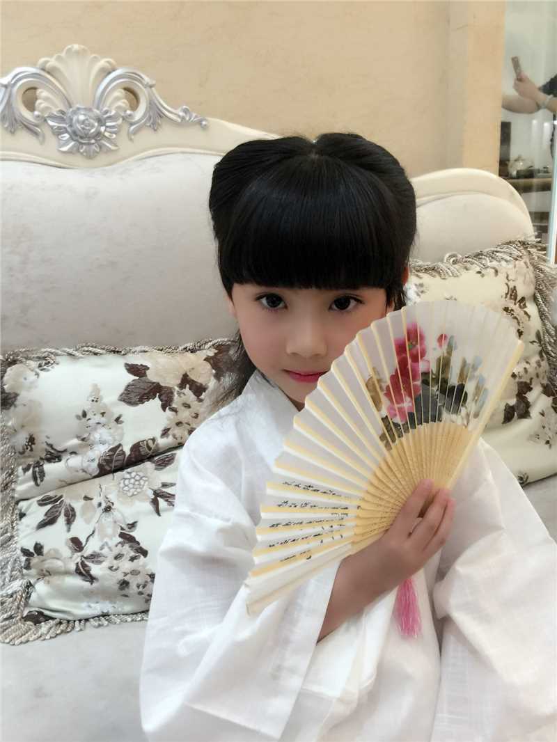 缞神契约白裙小女孩