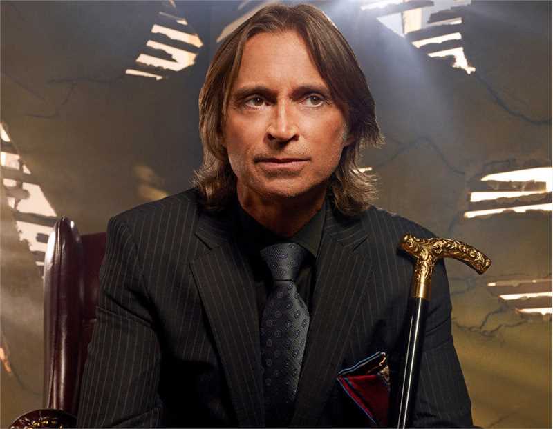 童話鎮第一季Mr. Gold的扮演者是罗伯特·卡莱尔