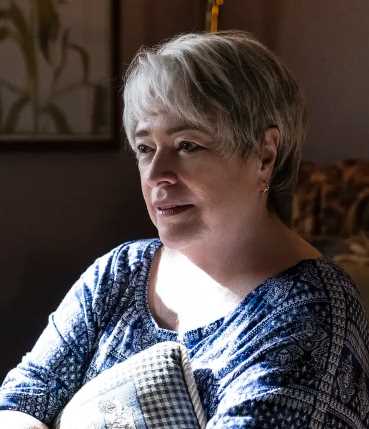 理查德·朱维尔的哀歌波比·朱维尔的扮演者是凯茜·贝茨