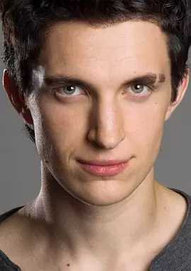 僵尸国度第五季10k的扮演者是奈特·赞