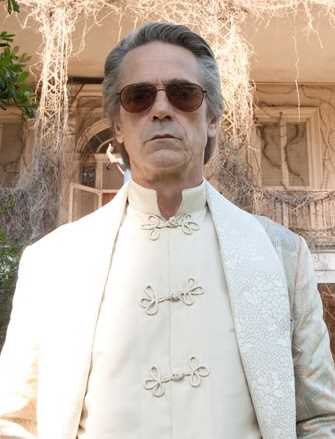 BeautifulCreatures麦肯·雷文伍德的扮演者是杰瑞米·艾恩斯