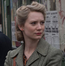 刺杀盖世太保安娜的扮演者是米娅·华希科沃斯卡